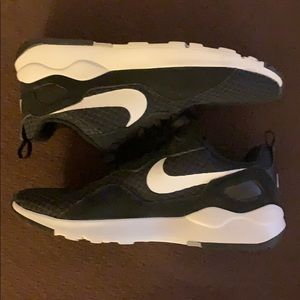 Women’s Nike LD runner size 9